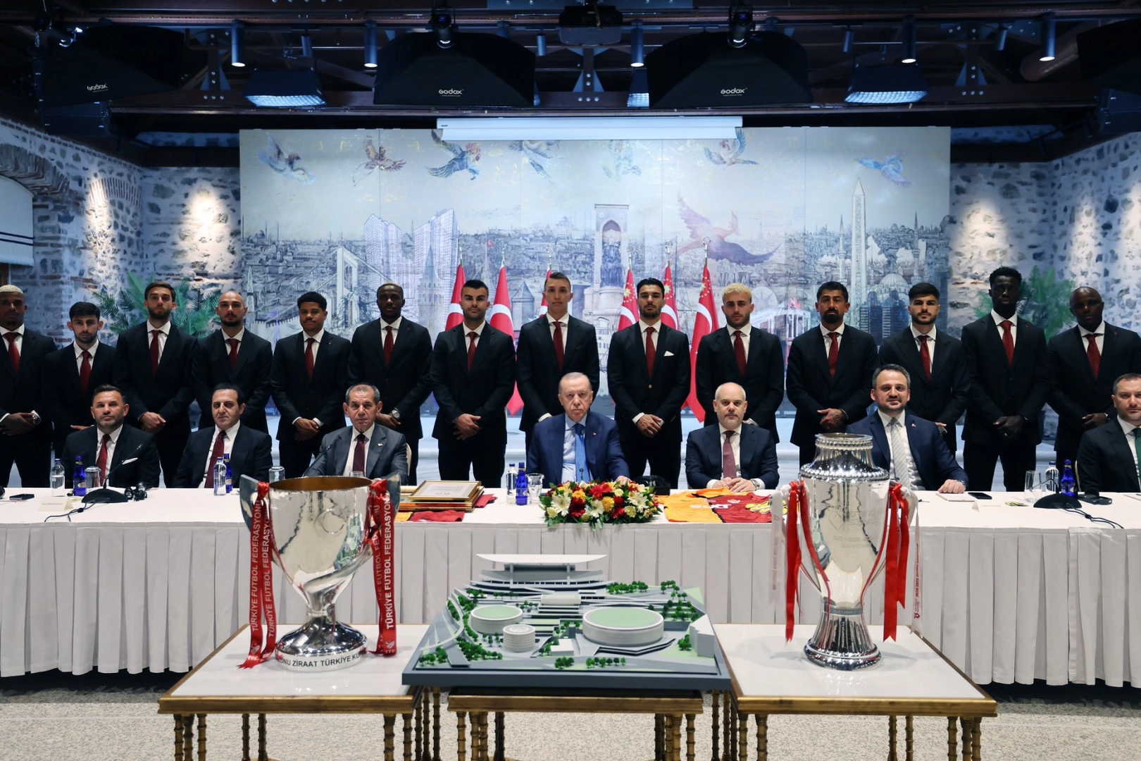 Erdoğan, Şampiyon Galatasaray'ı Tebrik Etti
