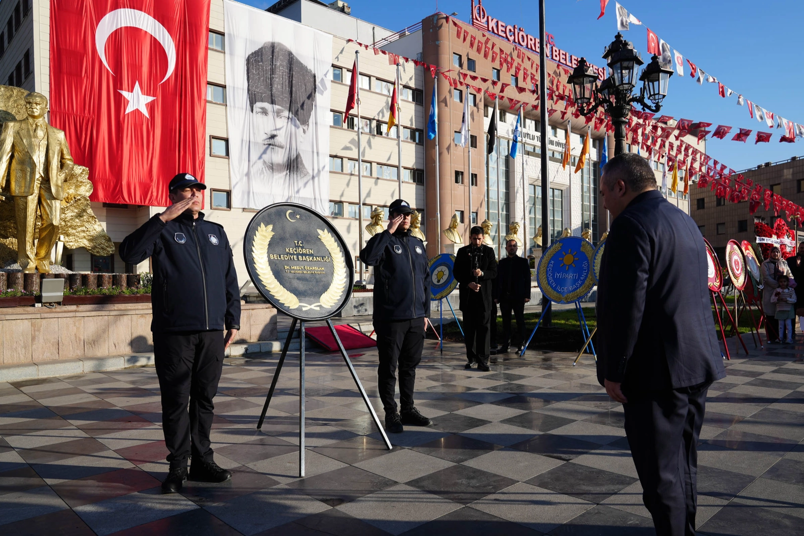 Ankara Keçiörenliler Ata’ya saygı için meydanda buluştu
