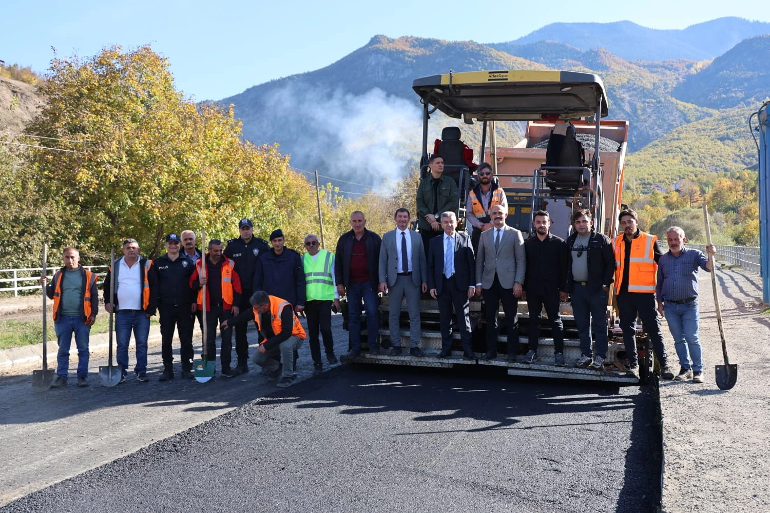 Artvin'de Vali Ergün’den Ardanuç’ta asfalt mesaisi