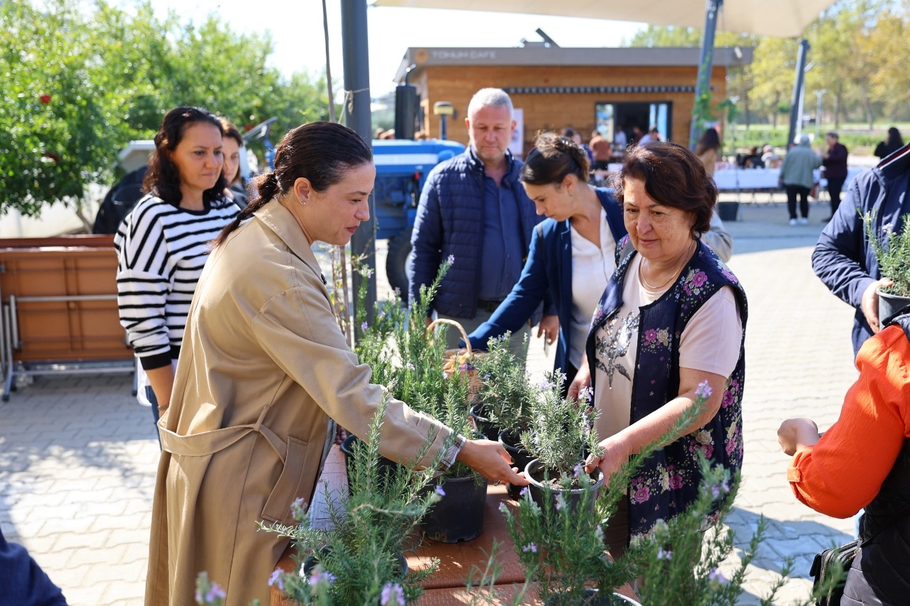 Başkan Sengel, kadın üreticilerle Efes Tarlası’nda buluştu