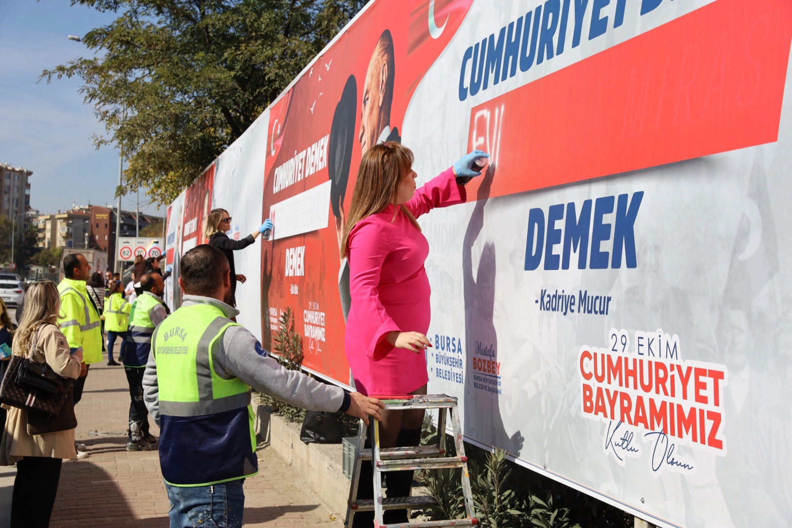 Bursa Büyükşehir'in 'Cumhuriyet demek' sokaklara taşındı