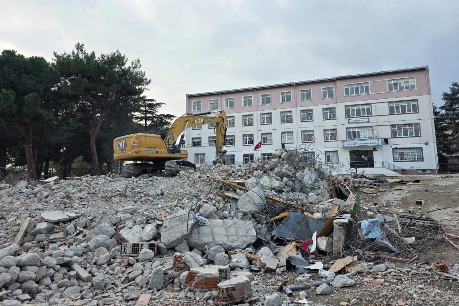 Bursa Hamitler'de 43 yıllık ortaokul yıkıldı... Yerine modern okul geliyor