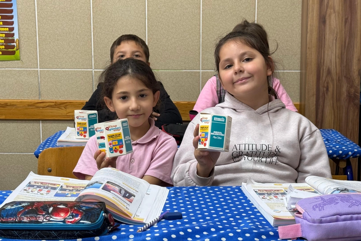 Bursa İnegöl'de Kitap Fuarı'nın habercisi kumbaralar dağıtıldı