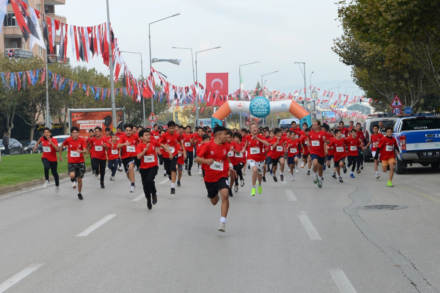 Bursa Nilüfer'de binler Cumhuriyet'e koştu