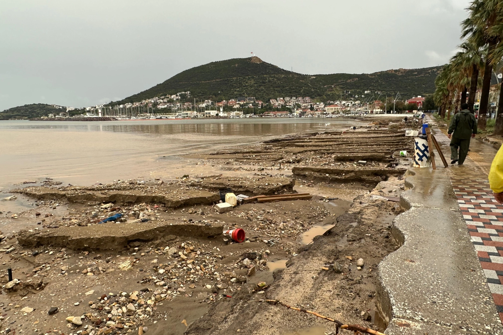 Foça’da sel felaketi sonrası yaraların sarılması için seferberlik başladı... Kayıp kişi halen aranıyor!