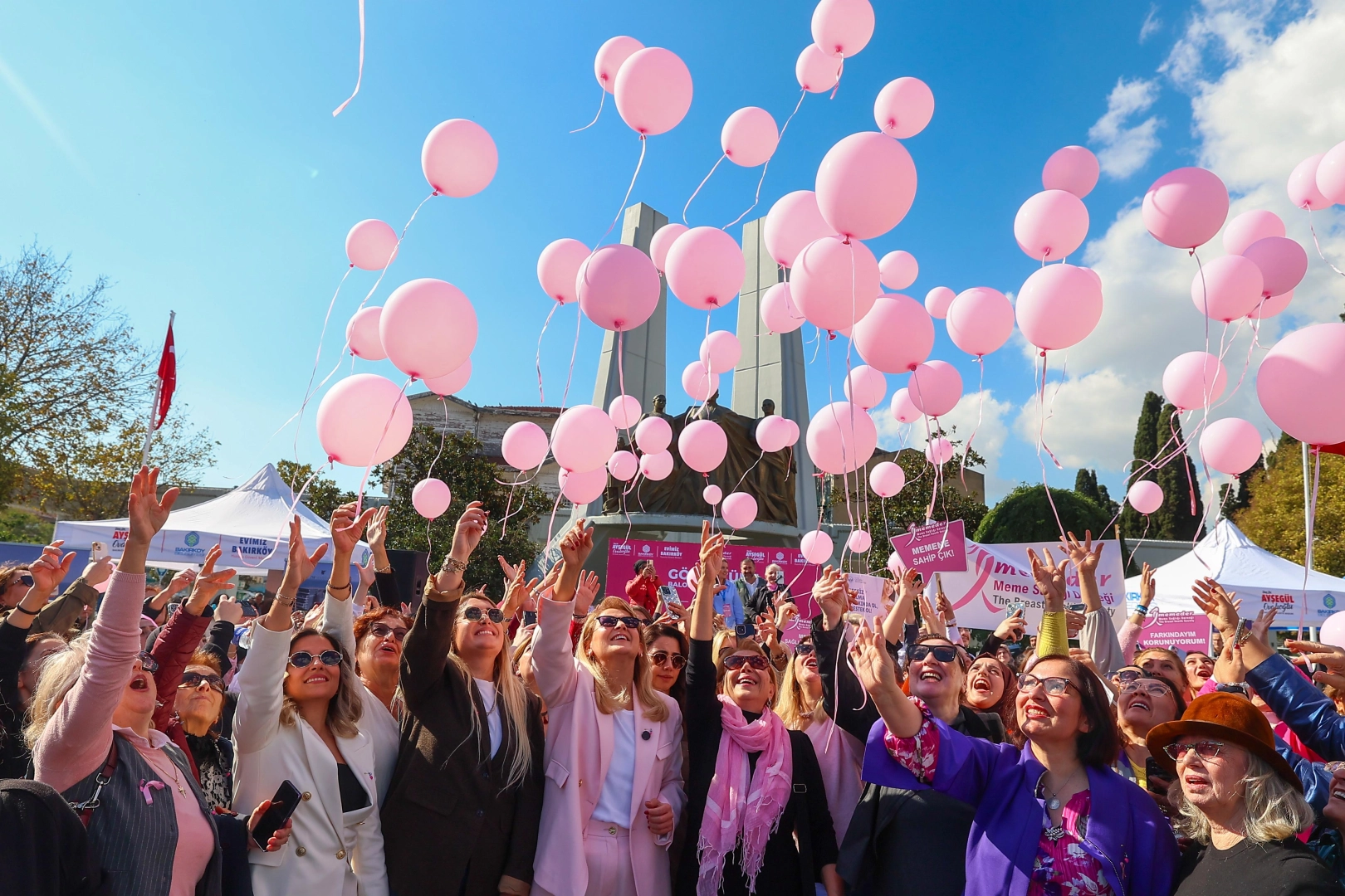 İstanbul Bakırköy'de pembe balonlar farkındalık için gökyüzünde