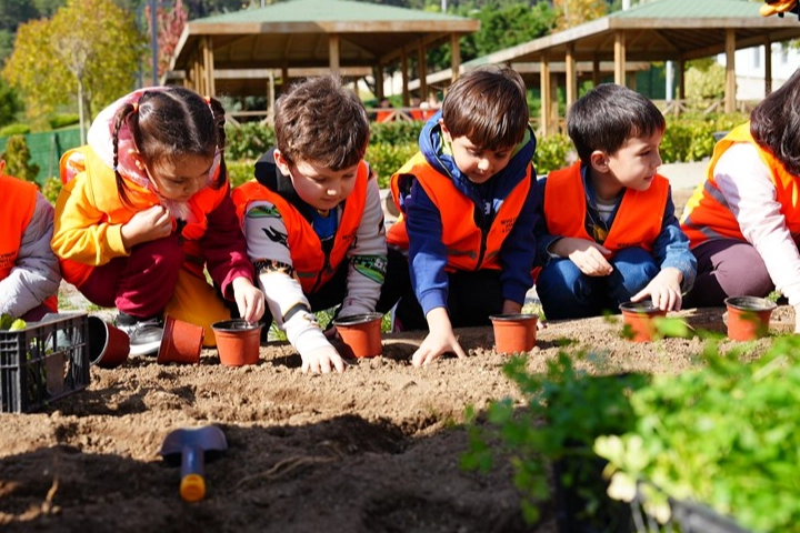 İstanbul Maltepe’de minik eller toprağa can veriyor