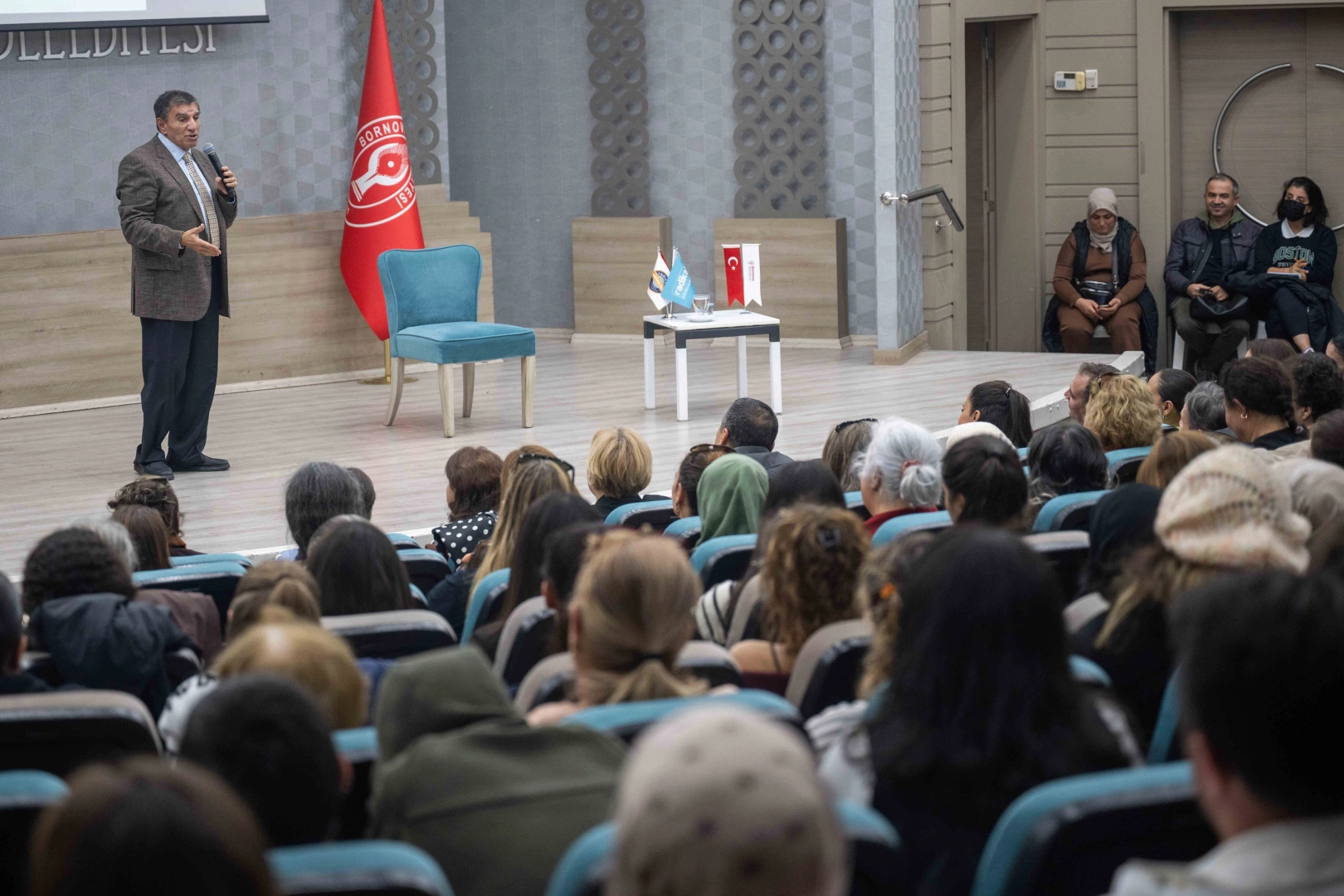 İzmir Bornova'da Prof. Dr. Üstün Dökmen ile ilham veren buluşma