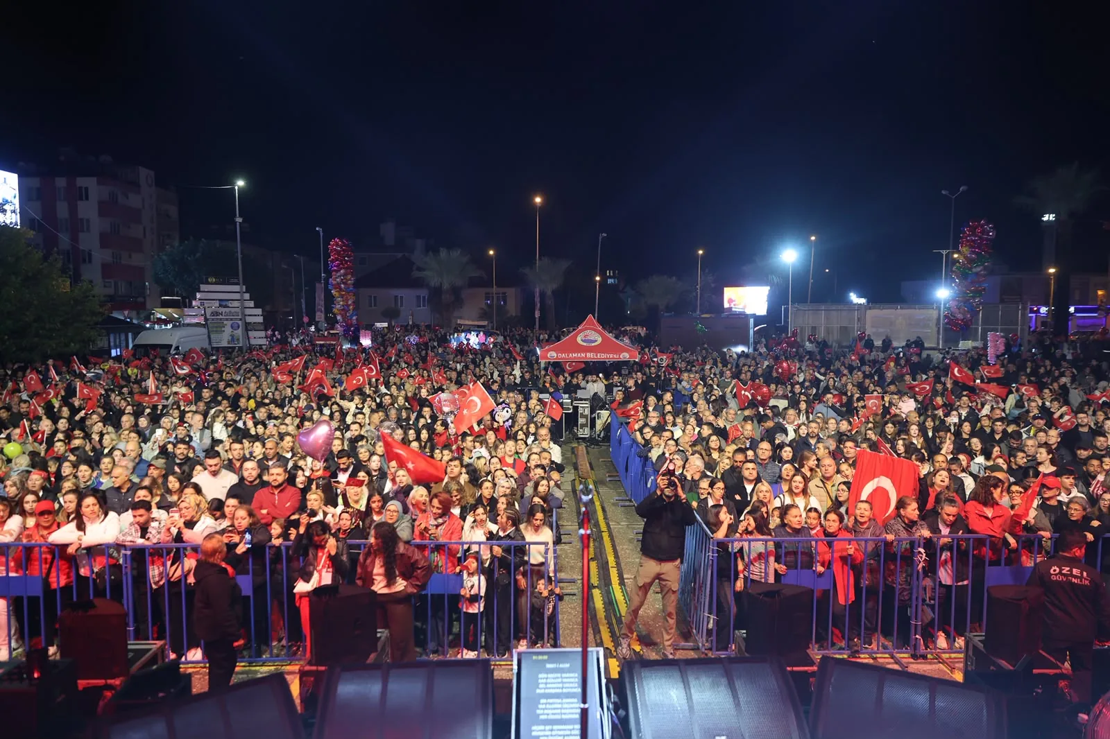 Dalaman’da Cumhuriyet Bayramı Emre Altuğ Konseriyle Kutlandı