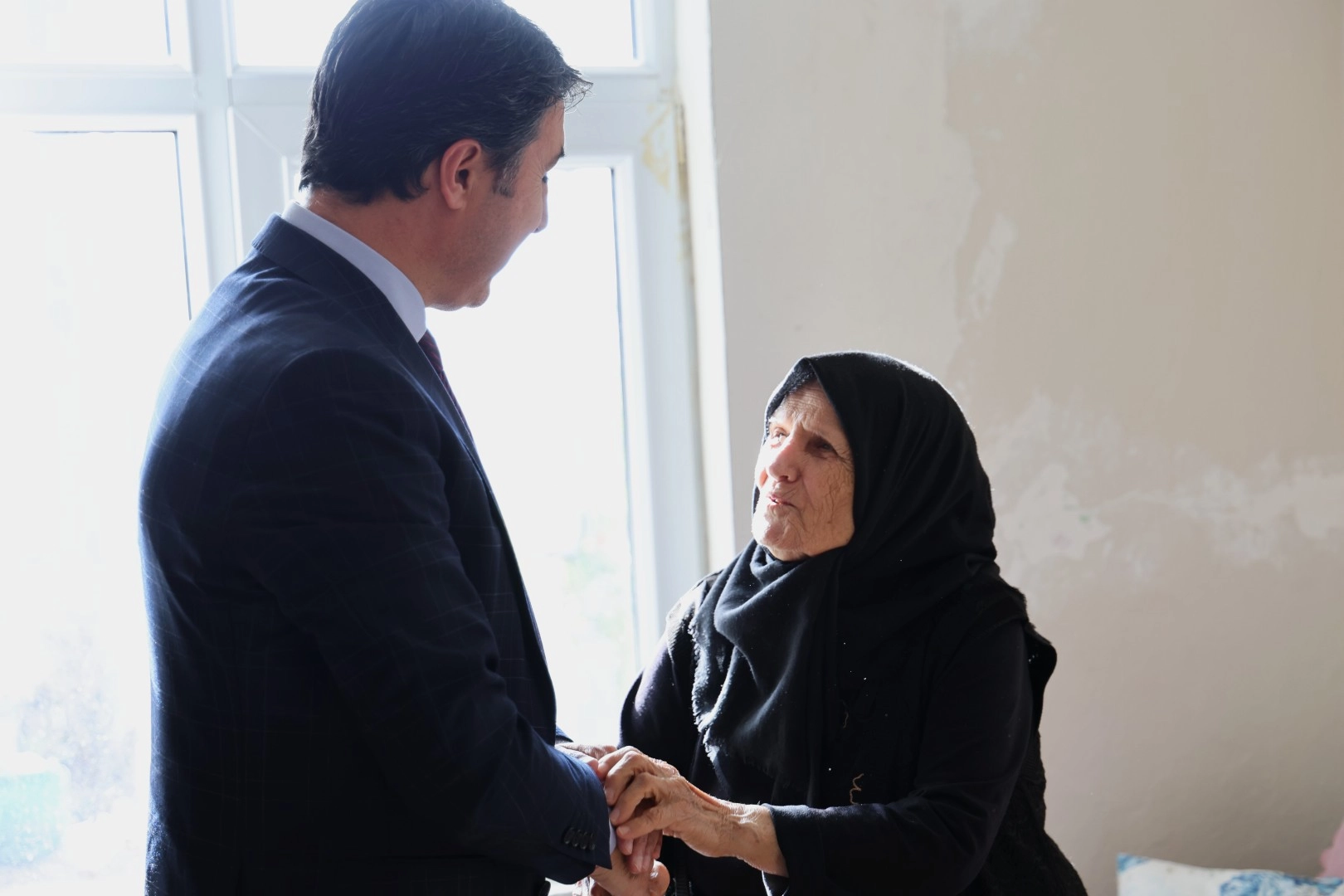 Kocaeli Büyükşehir acıları hafifletiyor
