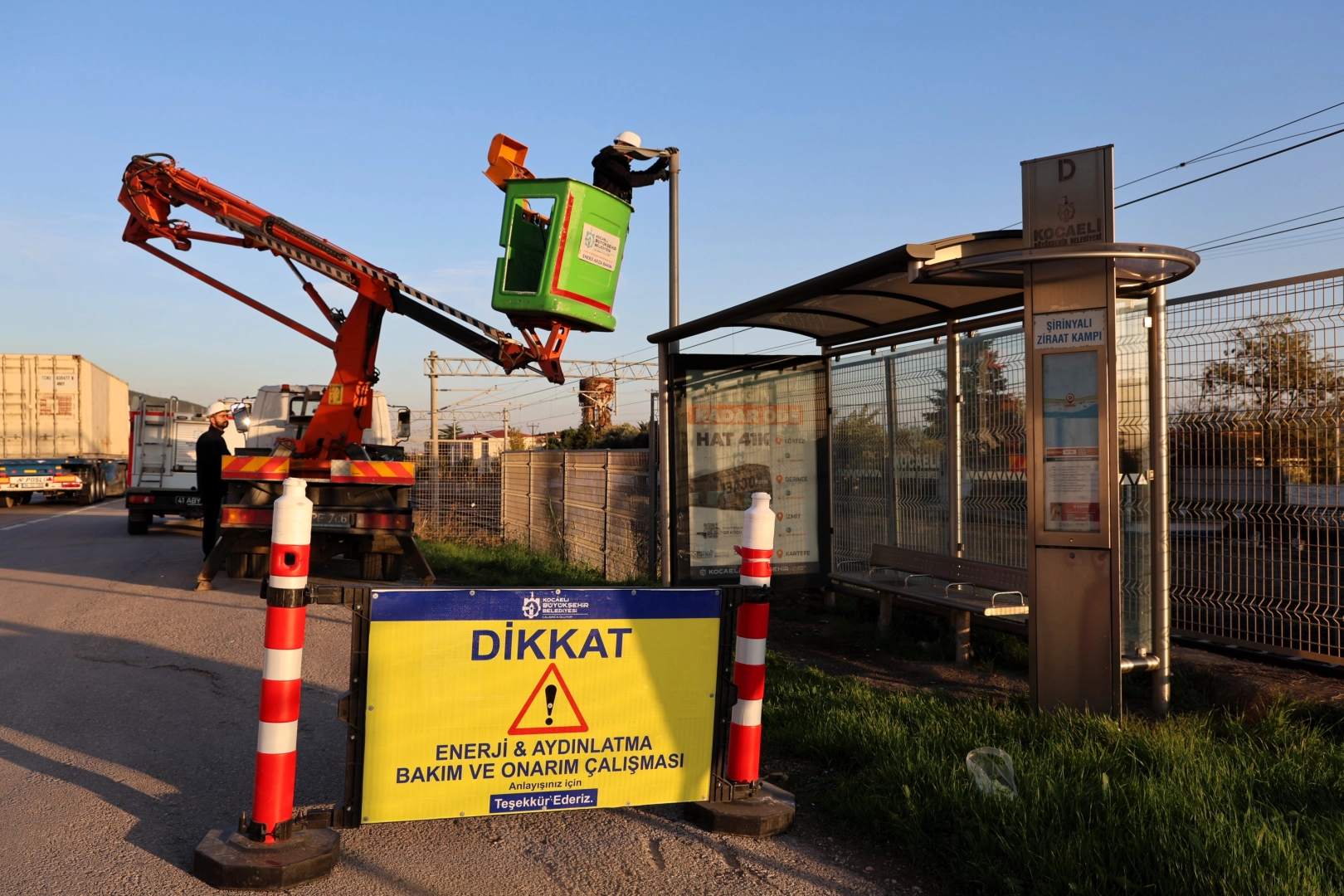 Kocaeli'de duraklara güneş enerjili aydınlatma çözümü