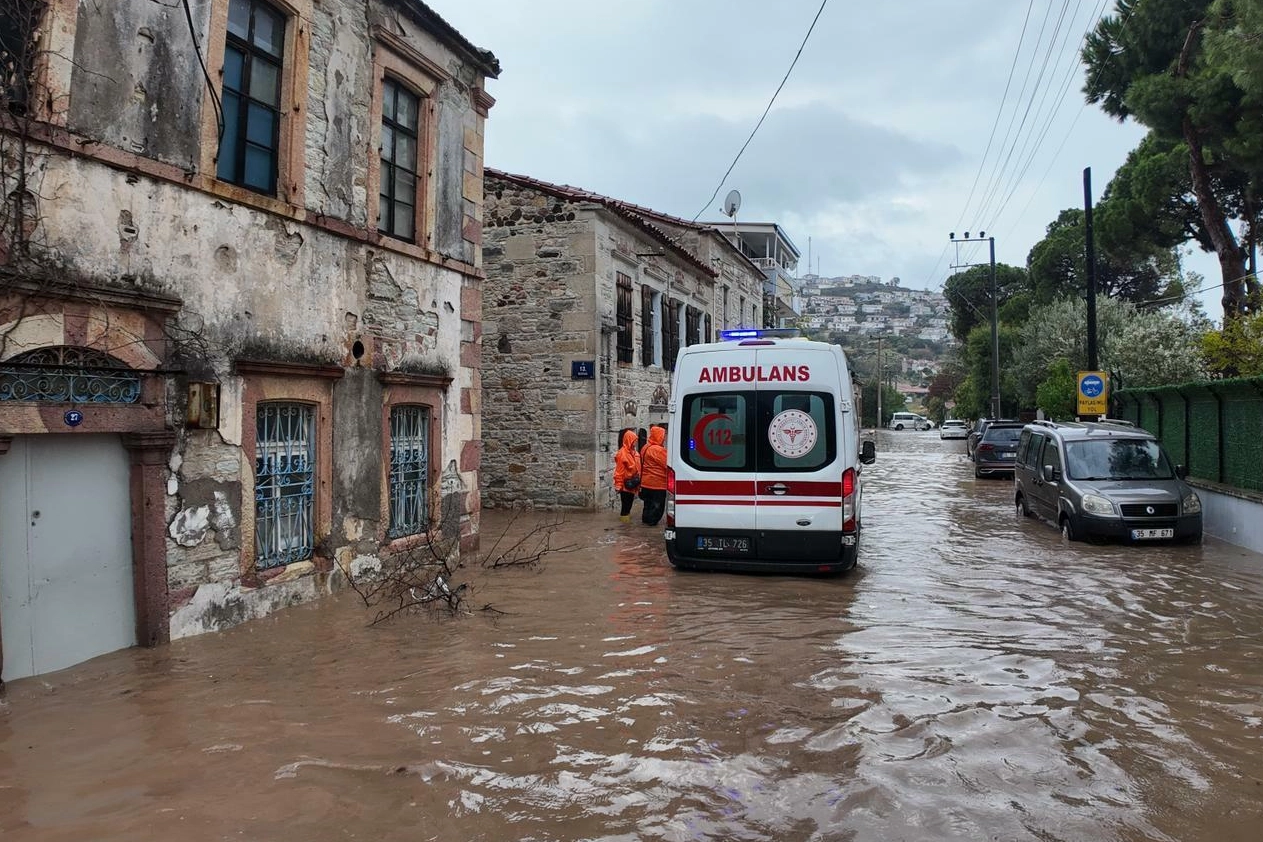 Kuvvetli yağış uyarısı! Foça'da bir kişi kayıp!